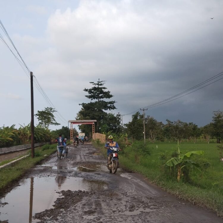 foto jalan rusak trg