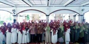 Jadi-Tuan-Rumah-TP-PKK-Indramayu-Gelar-Pengajian-Rutin-Bersama-TP-PKK-300×200