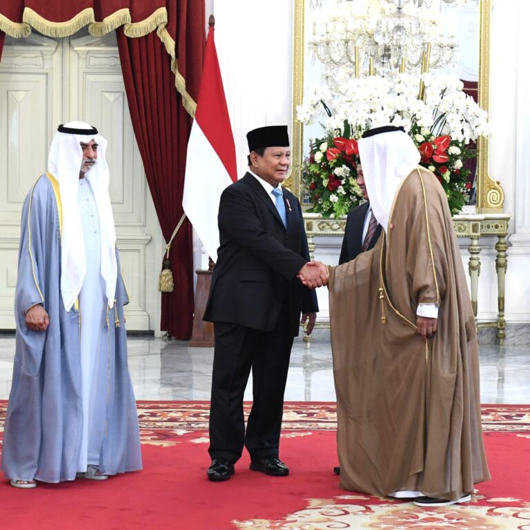 0304Presiden_Prabowo_Subianto_Terima_Kunjungan_Utusan_Khusus_Persatuan_Emirat_Arab_dan_Mesir_di_Istana_Merdeka