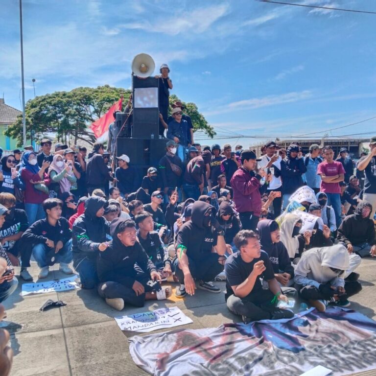 FOTO DEMO PAbrik Sepatu